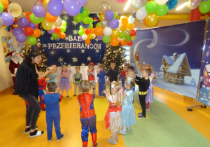 Dzieci tańczą w kole z p. Anią i p. Natalią.